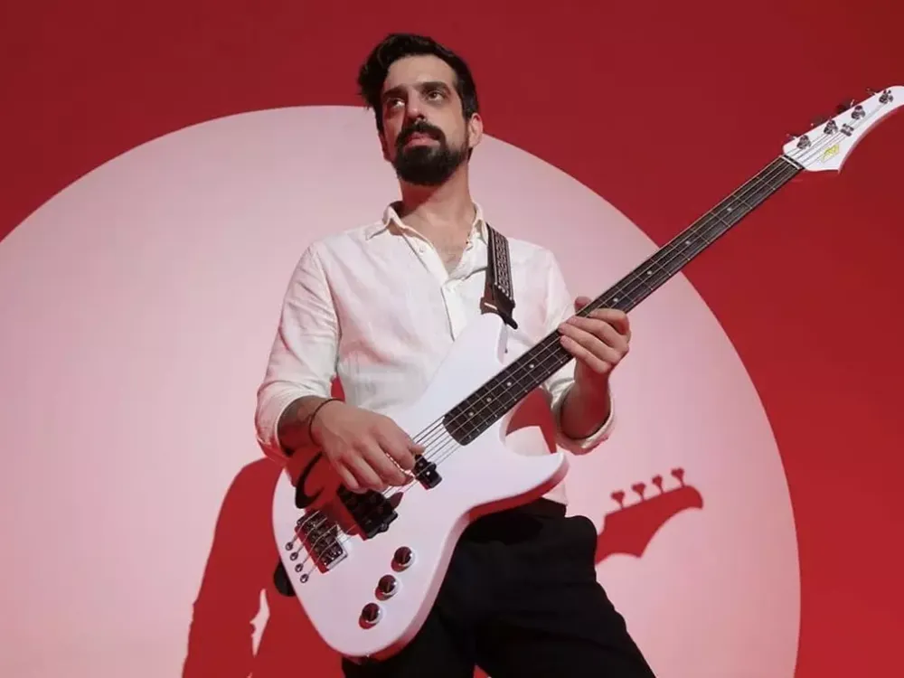 Yüzyüzeyken Konuşuruz grubunun bas gitaristi Can Tunaboylu