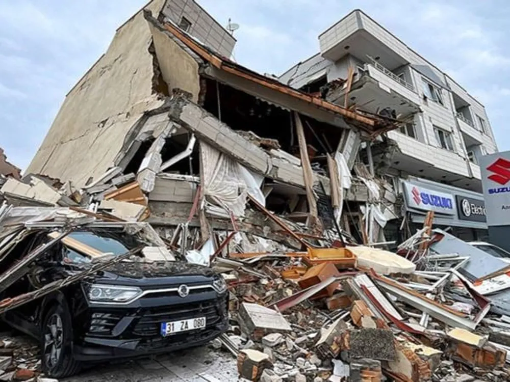 Enkaz deprem yıkılmış bina
