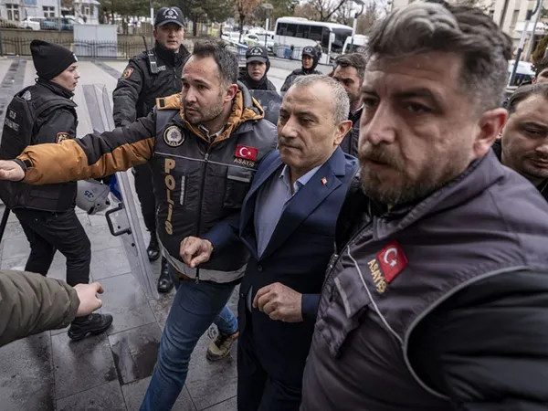 Eski vali Tuncay Sonel