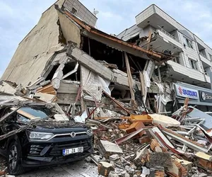 Enkaz deprem yıkılmış bina
