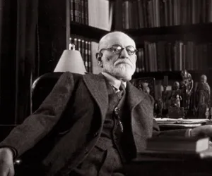 Sigmunf Freud çalışma odası kütüphane