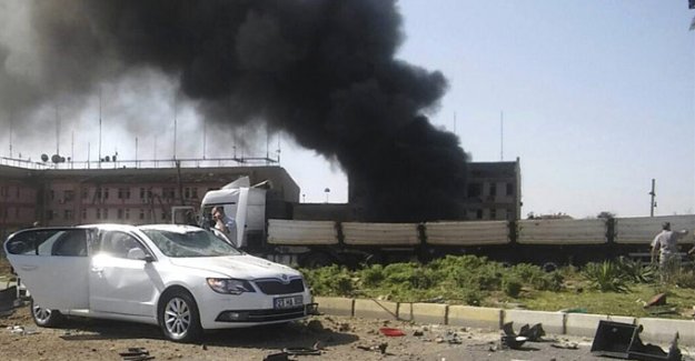 Bomba yüklü araçla Elazığ Emniyet'e saldırdılar: 3 şehit 146 yaralı