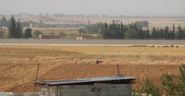 ÖSO ordusu  Keklice köyünü IŞİD'ten geri aldı bayrak dikti