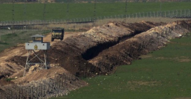 Türkiye Suriye sınırında Karkamış ilçesi sınır hattına hende kazılıyor
