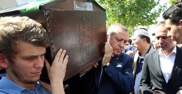 Cumhurbaşkanı Erdoğan ve Başbakan AK Partili İçyer'in tabutunu omuzladı