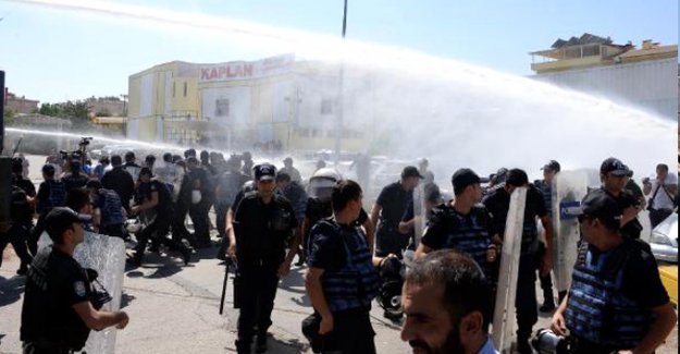 Diyarbakır'da öğretmenler ile polisler birbirine girdi