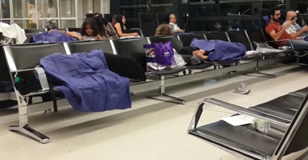 Viyana Havalimanı'nda rezillik Türk Yolcular perişan edildi