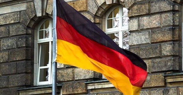 Alman basını: FETÖ'cü diplomatlar Almanya'ya sığındı