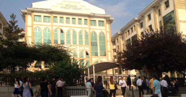 Antalya Adliyesinde canlı bomba ihbarı bina boşaltıldı