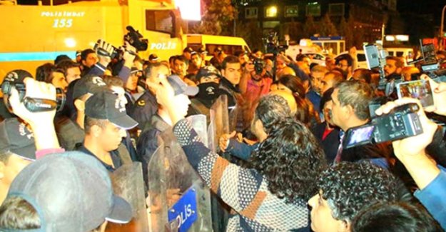 Gültan Kışanak'a desteğe giden Sebahat Tuncel polisi tehdit etti