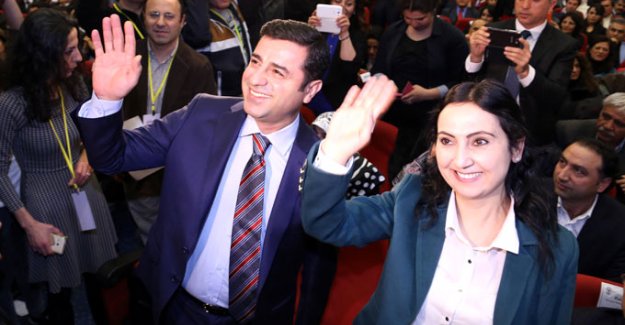 HDP Eş Başkanları gelmedi masalarında kırmızı gül vardı