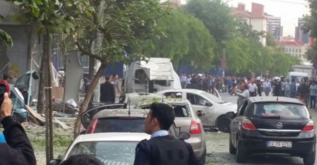 İstanbul Yenibosna'da polis karakolu civarında meydana gelen patlamada 5 kişi yaralandı
