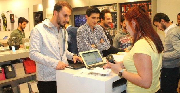 Türkiye'de merakla beklenen iPhone 7 satışa çıktı