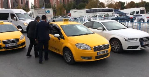 Bakan makam aracını bıraktı Katarlı meslektaşına taksiyle gitti