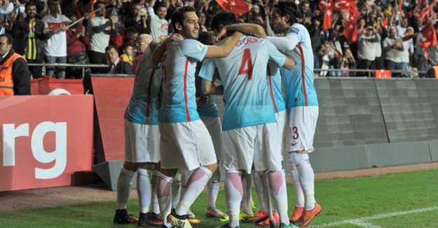 A Milliler siftah yaptı, Arda Turan tarihe geçti