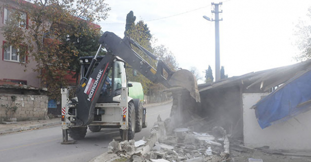 Yalova Belediye Başkanı, babasının ahırını yıktı