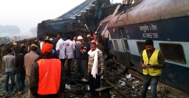 Yolcu treni raydan çıktı 100'den fazla kişi öldü 150 kişi yaralandı