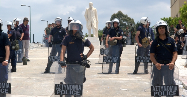 Anarşist bir grup Yunanistan polisini alarma geçirdi