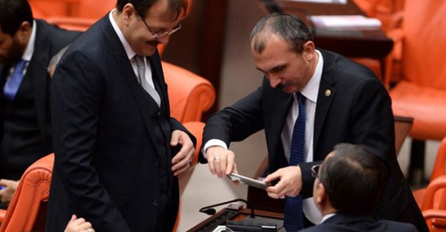 Anayasa teklifi AK Parti'de imzaya açıldı, vekiller imzaladı