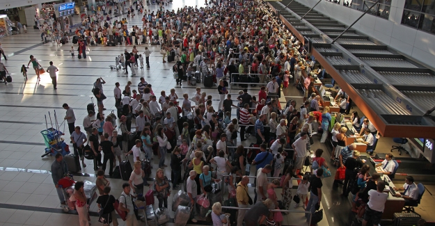 Antalya'da gelen turist sayısı 12 yıl önceye döndü
