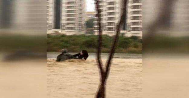 Mersin’de baba kız selde böyle sürüklendi