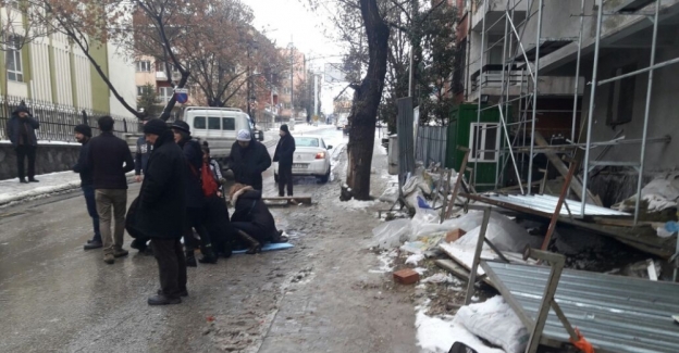 Ankara'da fırtınanın uçurduğu saç levha bir kişiyi yaraladı
