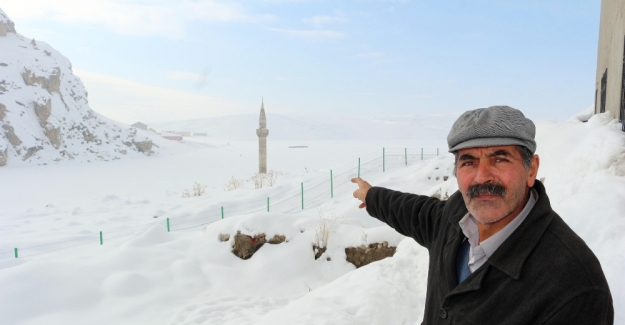Ağrı'nın Başçavuş köyünde cami karlar altında kaldı