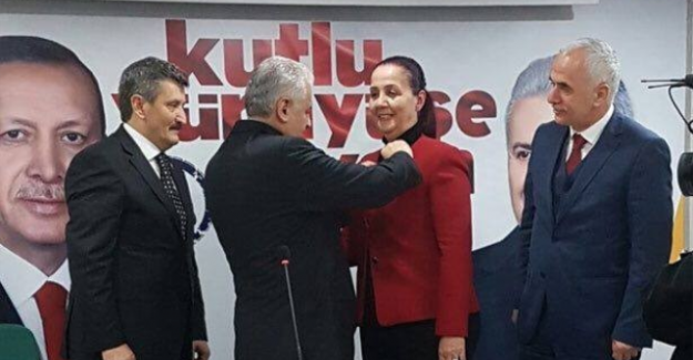 CHP'den AK Parti'ye geçti rozetini Başbakan taktı