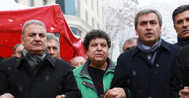 CHP’li vekiller Anayasa değişiklik teklifini protesto etti