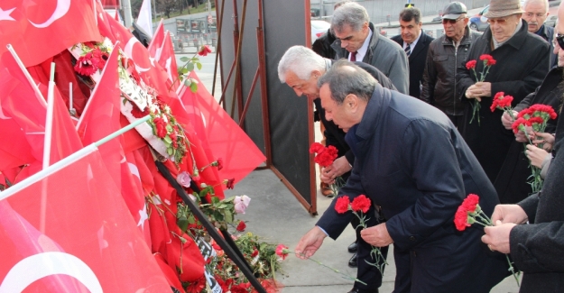 Emekli diplomatlar Şehitler Tepesi’ne karanfil bıraktı