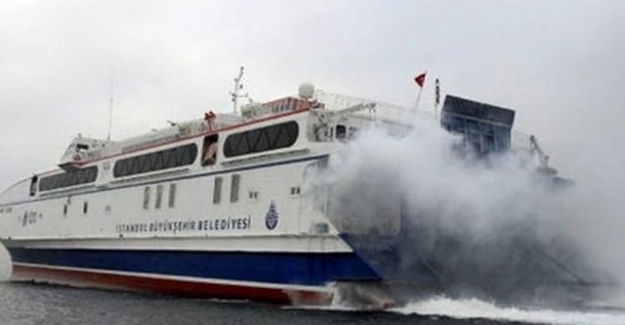Eminönü'nde hareketli dakikalar deniz otobüsü yanıyor
