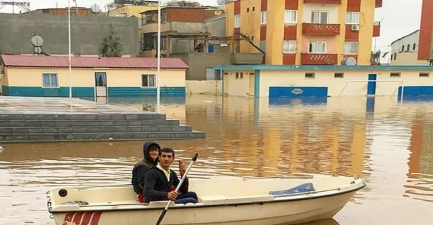 Mersin’de göle dönen yolda kayıkla gezinti yaptılar