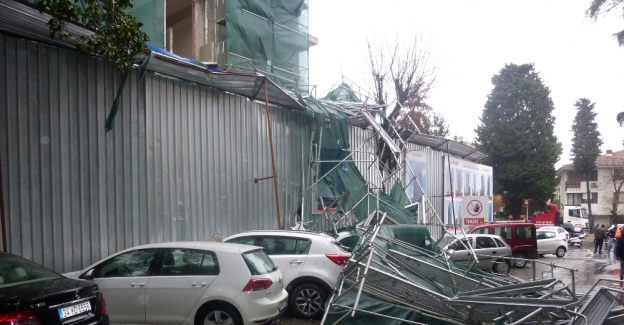 İstanbul’da fırtına inşaat iskelesini uçurdu