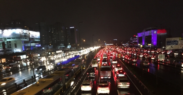 İstanbul’da kar trafiği felç etti