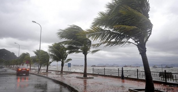 İzmir'de şiddetli rüzgar çatıyı uçurdu