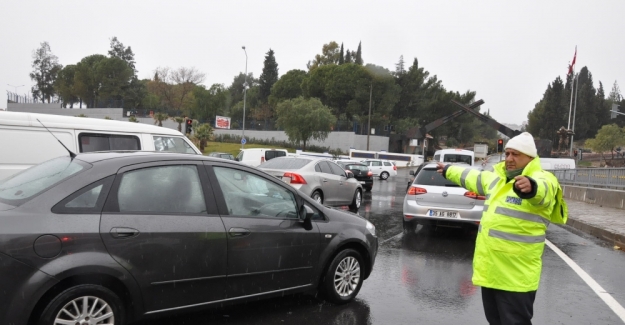 İzmir-Manisa karayolu trafiğe kapatıldı