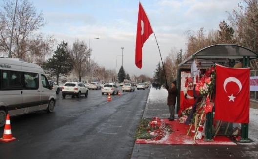 Kayseri'de şehitlere saygı bayrağa sevgi nöbeti sürüyor