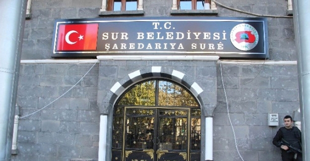 Kayyum atanan Sur Belediyesi'nde 15 yıl sonra Türk bayrağı
