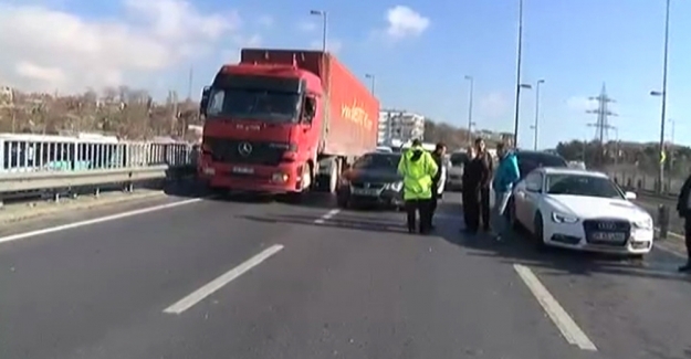 Küçükçekmece’de 10 araç birbirine girdi trafik durdu