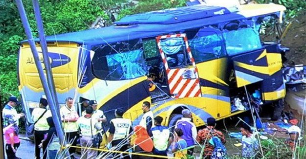 Malezya'da otobüs nehre düştü 14 ölü