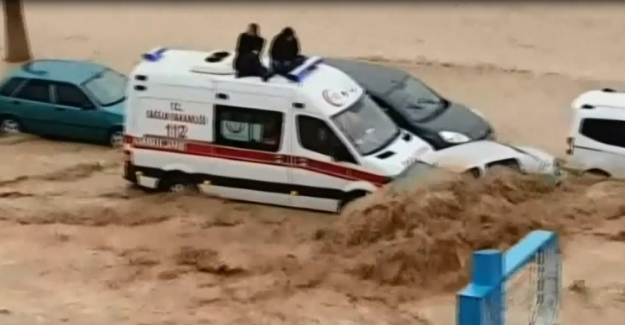 Mersin’de sel hayatı felç etti