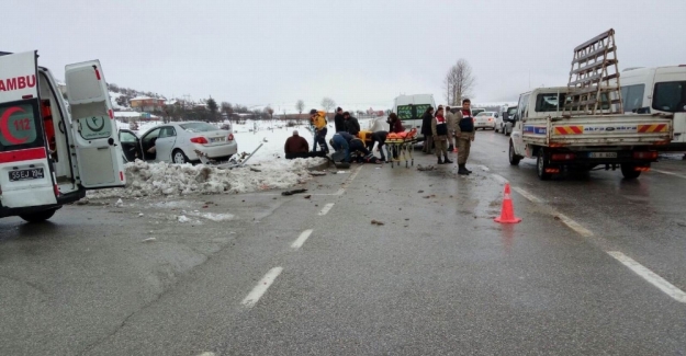 Öğrenci servisi ile otomobil çarpıştı: 13 yaralı