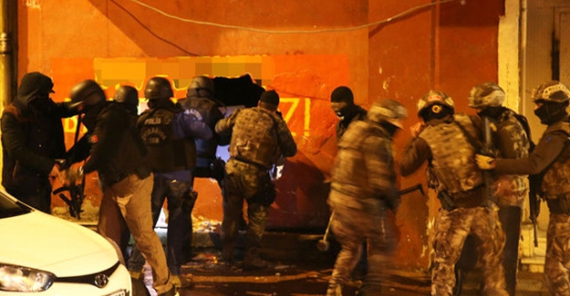 Okmeydanı'nda balyozlu terör operasyonu! Polis duvarı deldi