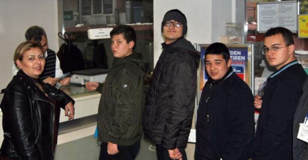 Özel öğrencilerden asker ve polise moral desteği