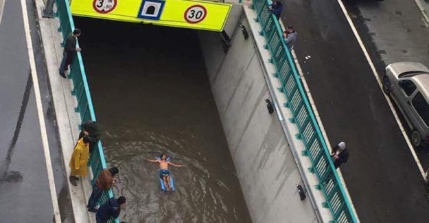 Mersin'i sel basınca deniz yatağıyla yüzme keyfi yaptı