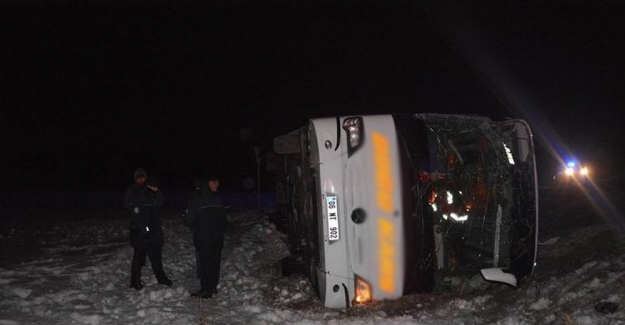 Sivas’ta şiddetli rüzgar yolcu otobüsünü devirdi: 34 yaralı