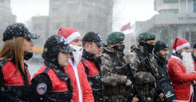 Taksim’de güvenliği ’Noel Baba’lar sağlayacak