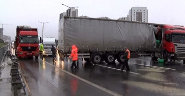 İstanbul’da TIR yan döndü, TEM felç oldu