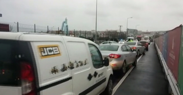 Vinç, beton mikserinin üzerine devrildi: E-5’te trafik durdu