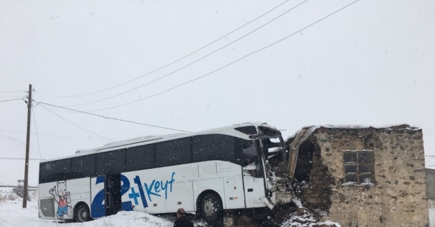 Ankara-Van seferi yapan yolcu otobüsü eve girdi